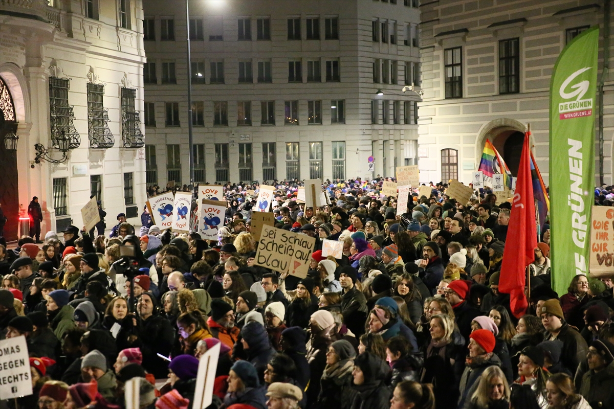 Avusturya’da binlerce gösterici, iktidar ortağı olması beklenen aşırı sağcı FPÖ'yü protesto etti