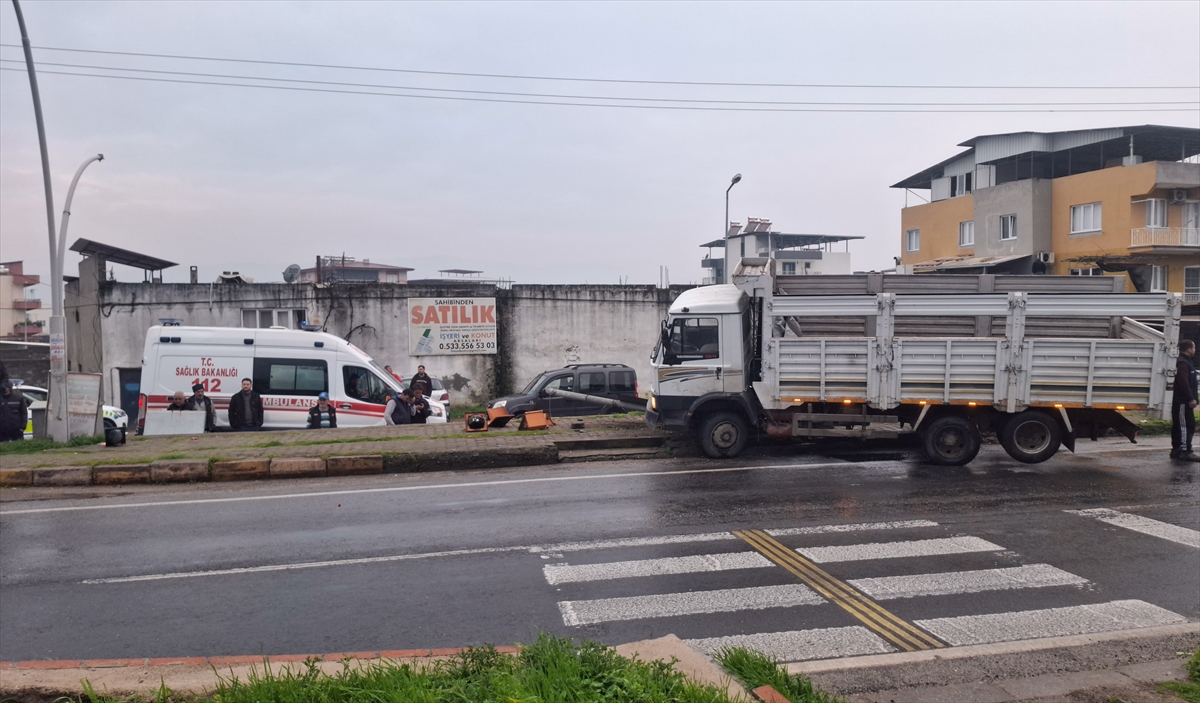 Aydın'da kamyonun çarpması sonucu devrilen sinyalizasyon direğinin altında kalan yaya yaralandı