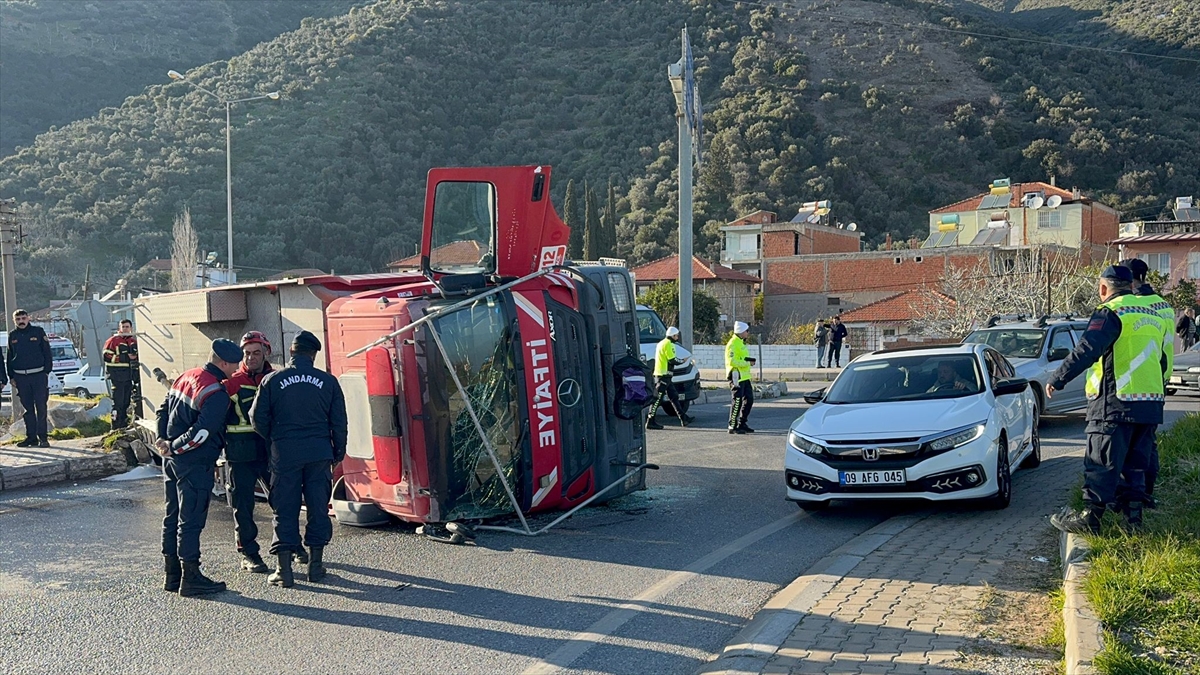 Aydın'da yangına giderken devrilen itfaiye aracındaki 3 personel yaralandı