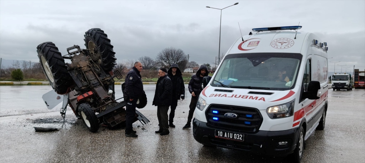 Balıkesir'de traktör ile otomobilin çarpıştığı kaza güvenlik kamerasında