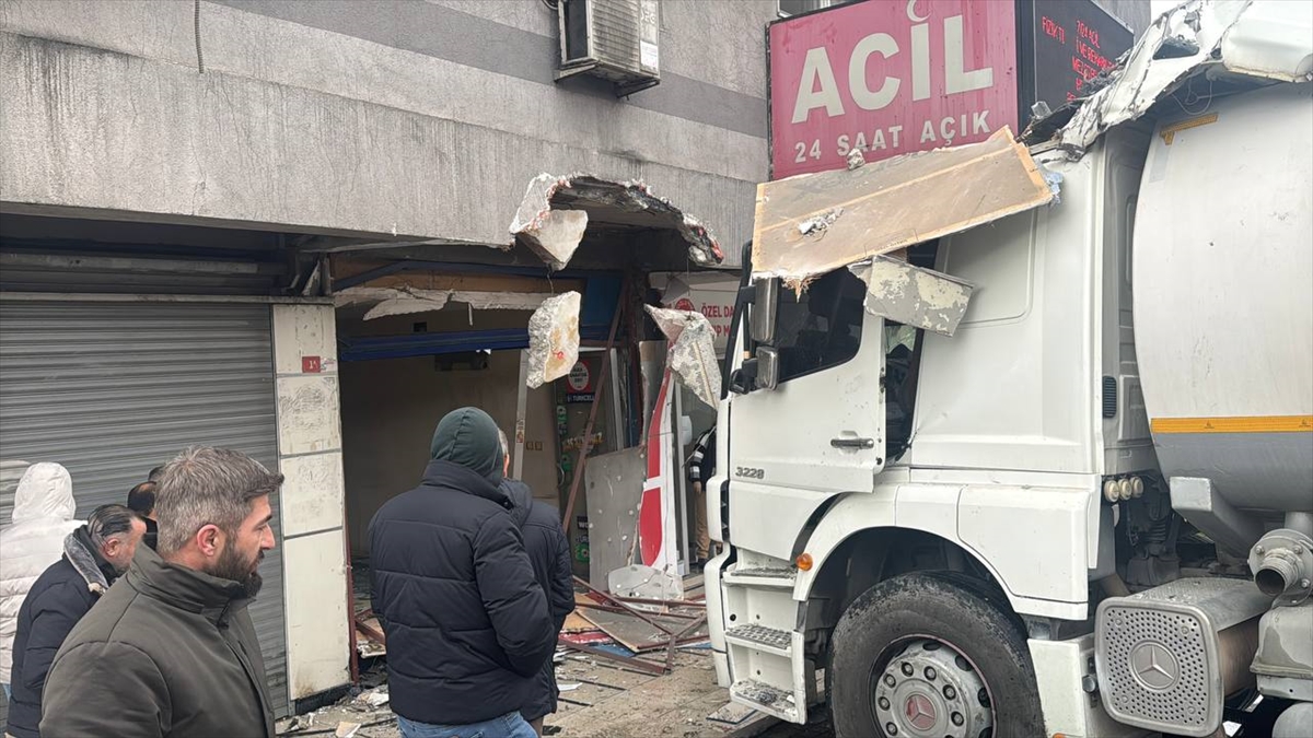 Başakşehir'de tıp merkezinin bulunduğu binaya su tankeri çarptı