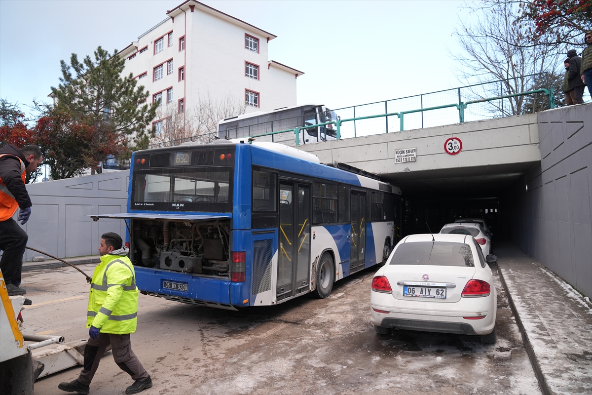 Başkentte EGO otobüsü köprüye sıkıştı