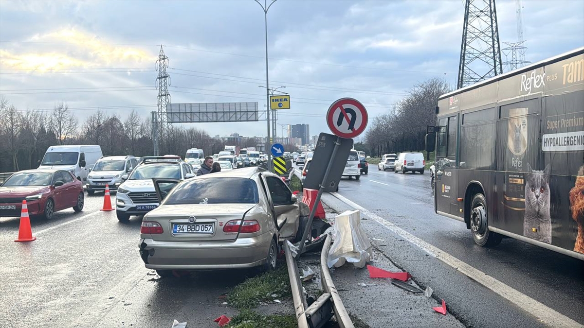 Bayrampaşa'da bariyerlere çarpan otomobildeki 2 kişi yaralandı