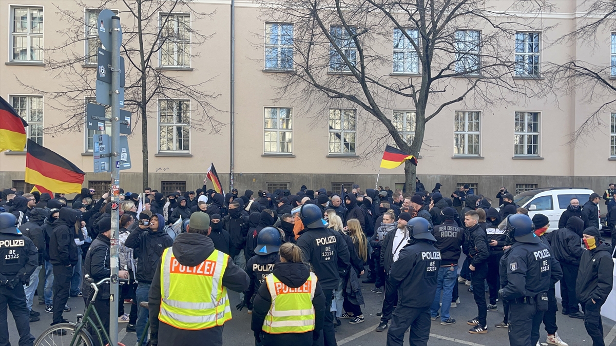 Berlin’de yüzlerce Neonazi yürüyüş yaptı