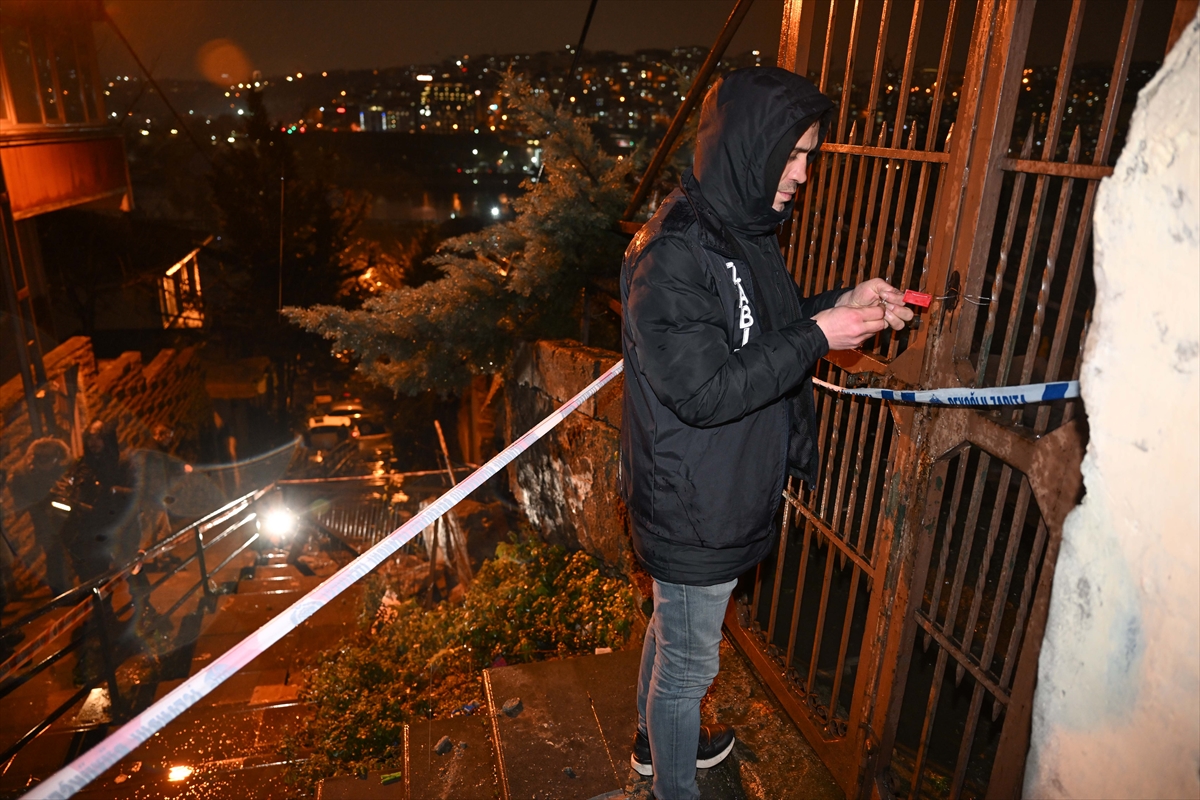 Beyoğlu'nda istinat duvarı çöktü, iki bina tahliye edildi