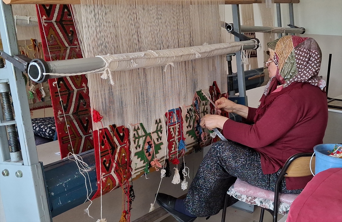 Beypazarı HEM'de eski kilim parçasından yola çıkılarak kök boya ile yeni kilim dokundu