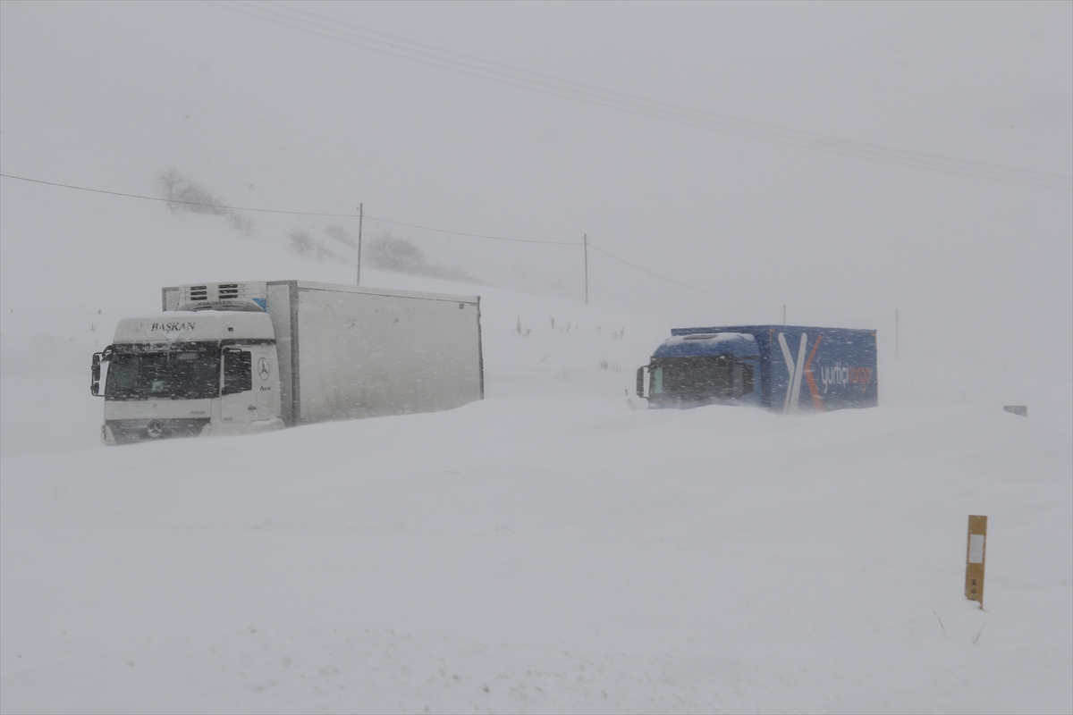 Bingöl-Erzurum kara yolu kar ve tipi nedeniyle tır trafiğine kapatıldı