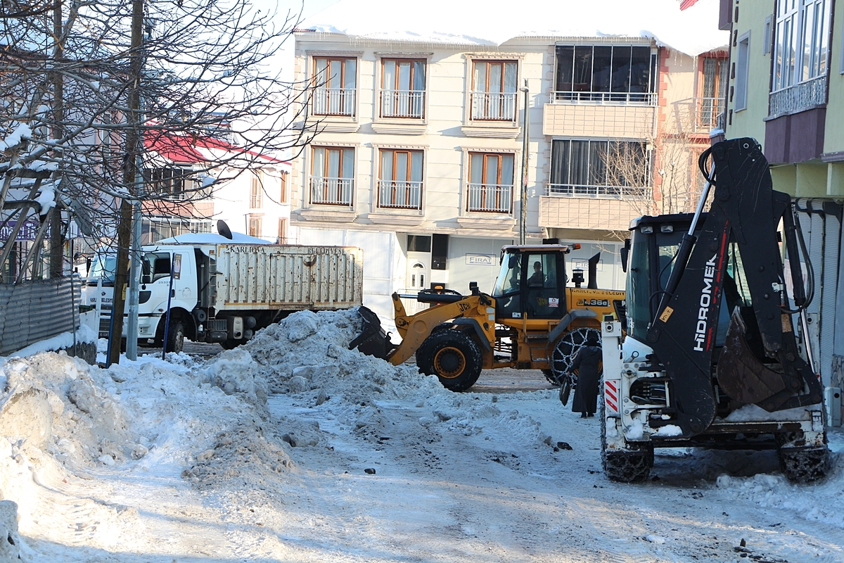 Bingöl Karlıova'da biriken kar ilçe dışına taşınıyor