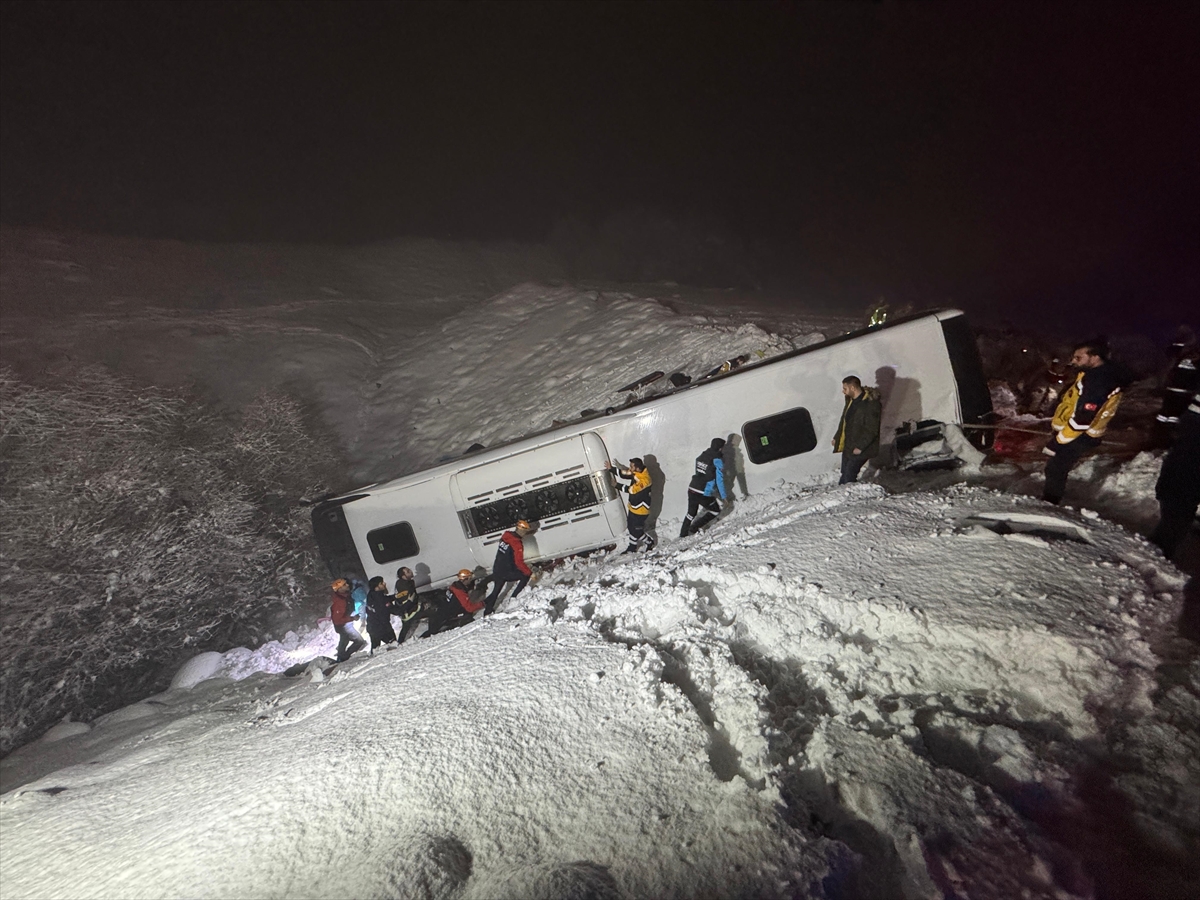 Bingöl'de yolcu otobüsü şarampole devrildi