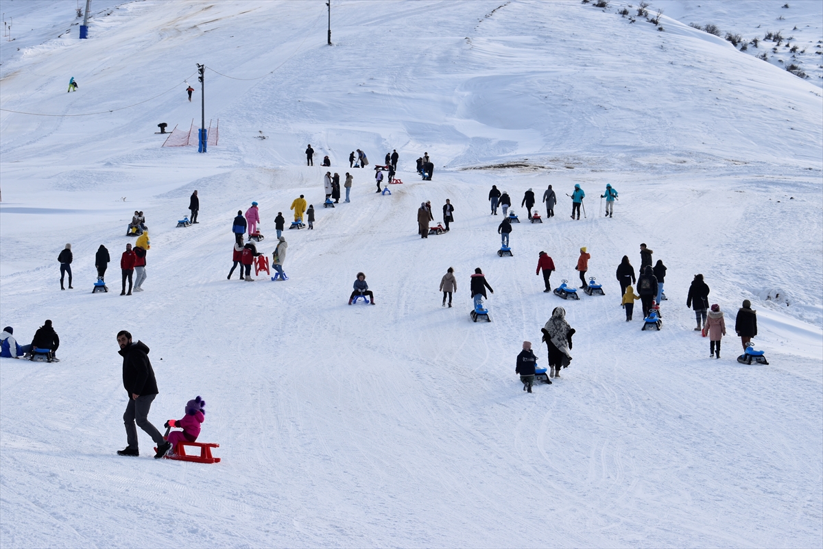 Bitlis'te koruma altındaki çocuklar kayak keyfi yaptı