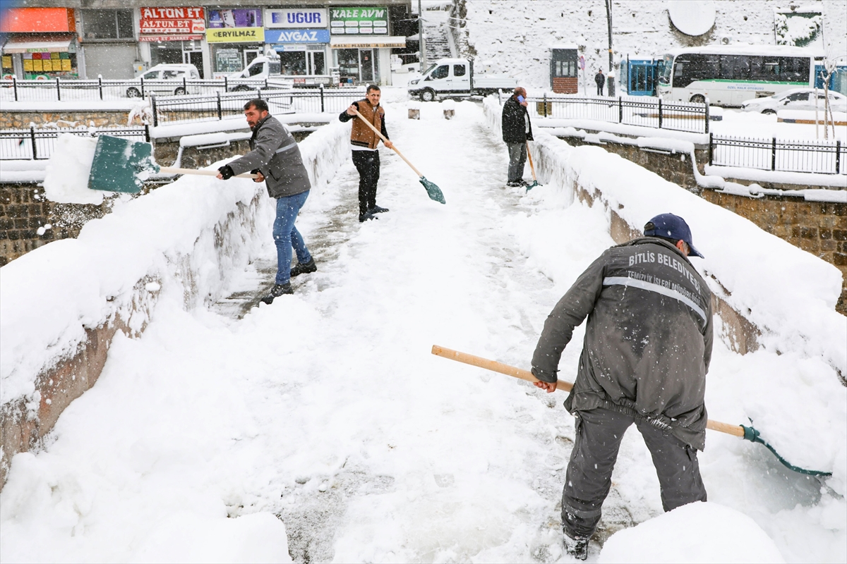 Bitlis'te ulaşımın aksadığı yollar kardan temizleniyor