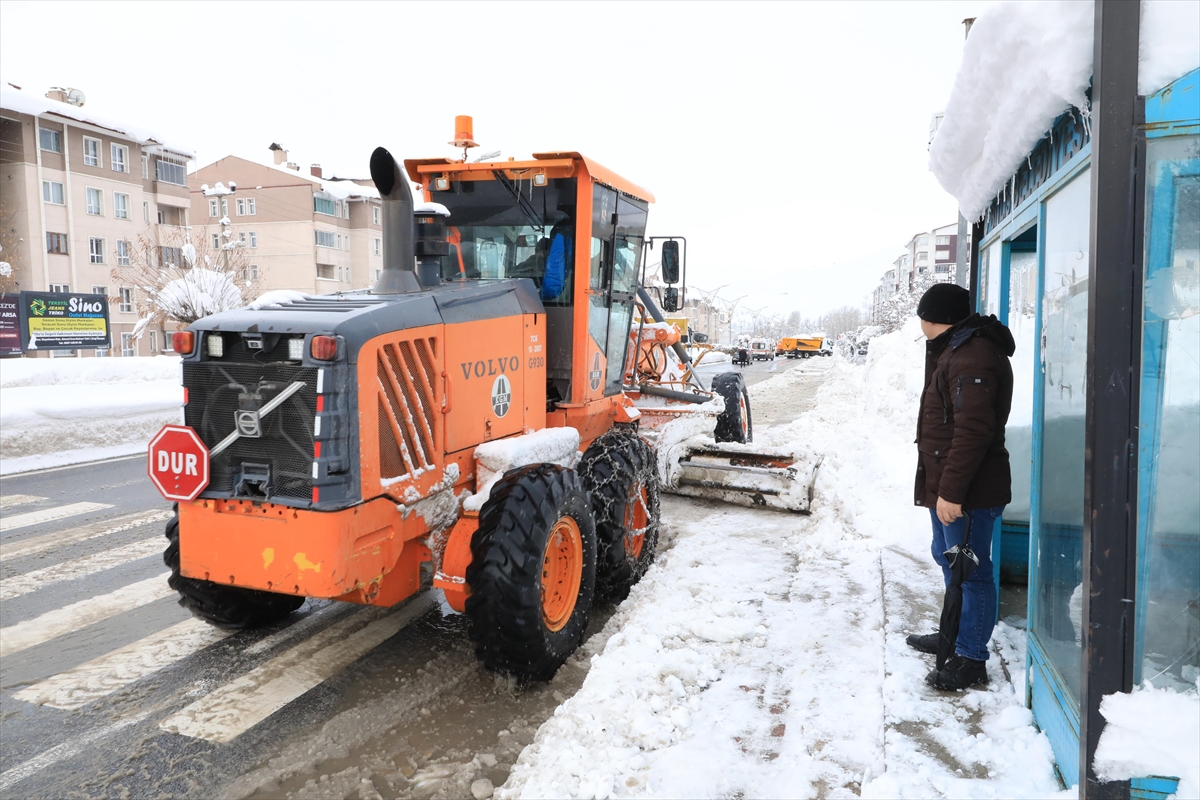 Bitlis'te yol açma çalışmaları sürüyor