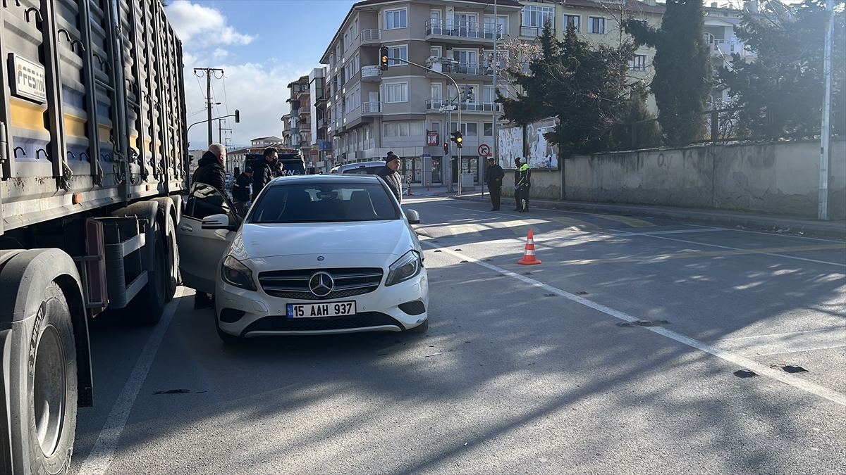 Burdur'da sürücüsü kalp krizi geçiren hafif ticari araç 3 otomobile çarptı