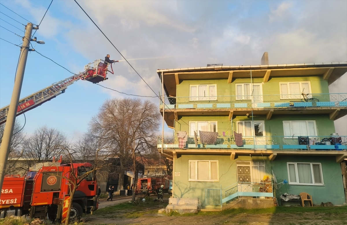 Bursa'da 3 katlı binanın çatısında çıkan yangın söndürüldü