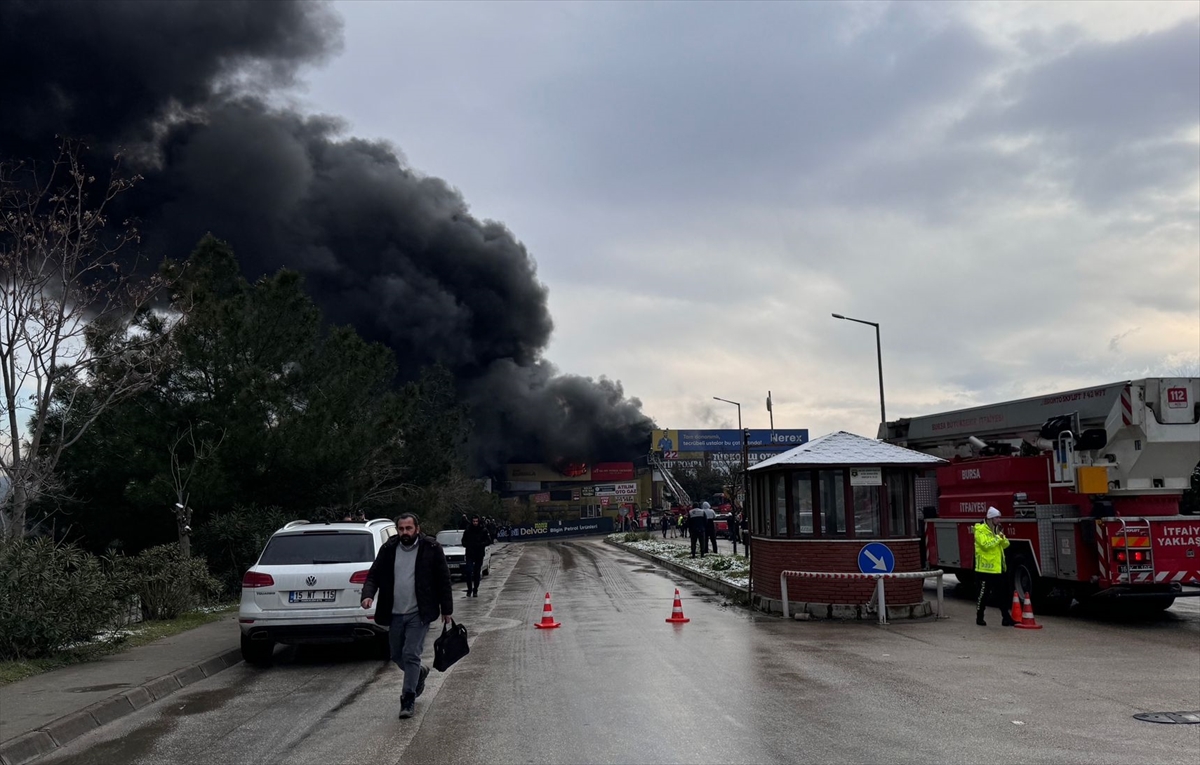 Bursa'da madeni yağ dükkanında çıkan yangına müdahale ediliyor