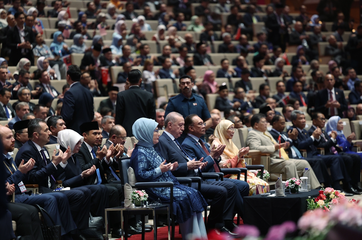 Cumhurbaşkanı Erdoğan: “İsrail devleti ve haydut yerleşimciler tarafından gasbedilen evleri, arazileri, iş yerleri de hak sahibi Filistinlilere iade edilmelidir”