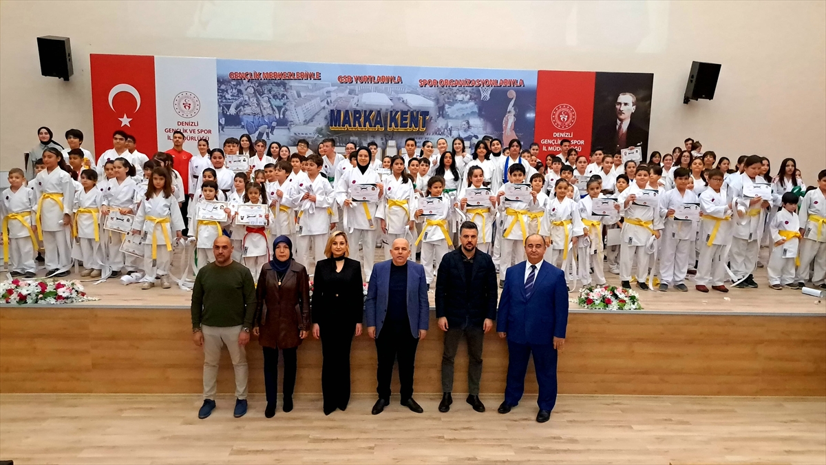 Denizli'de öğrenciler, karate gösterisiyle kadına şiddete dikkati çekti