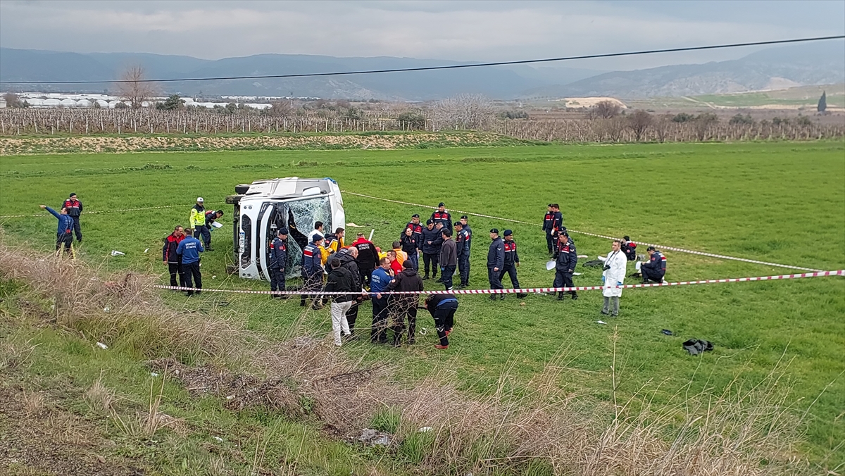 Denizli'de öğrencileri taşıyan servis midibüsü devrildi, 2 ölü, 26 yaralı