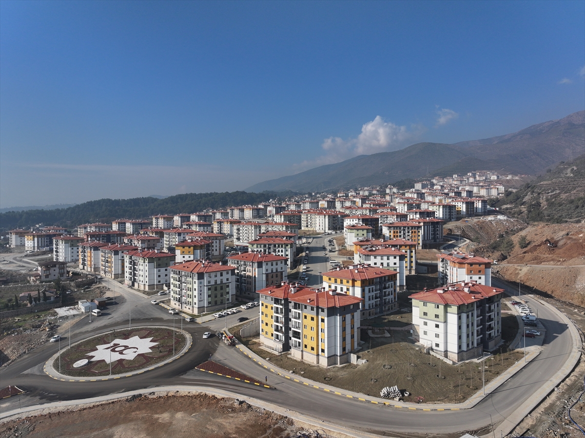 Deprem bölgesindeki konut ve iş yerleri yıl sonuna kadar hak sahiplerine teslim edilecek