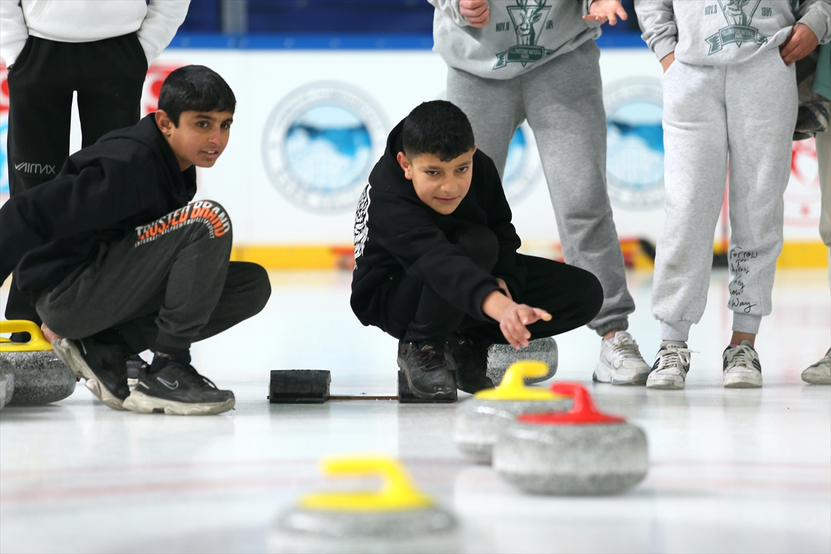 Digor'da çocuklar curlingle tanışıyor