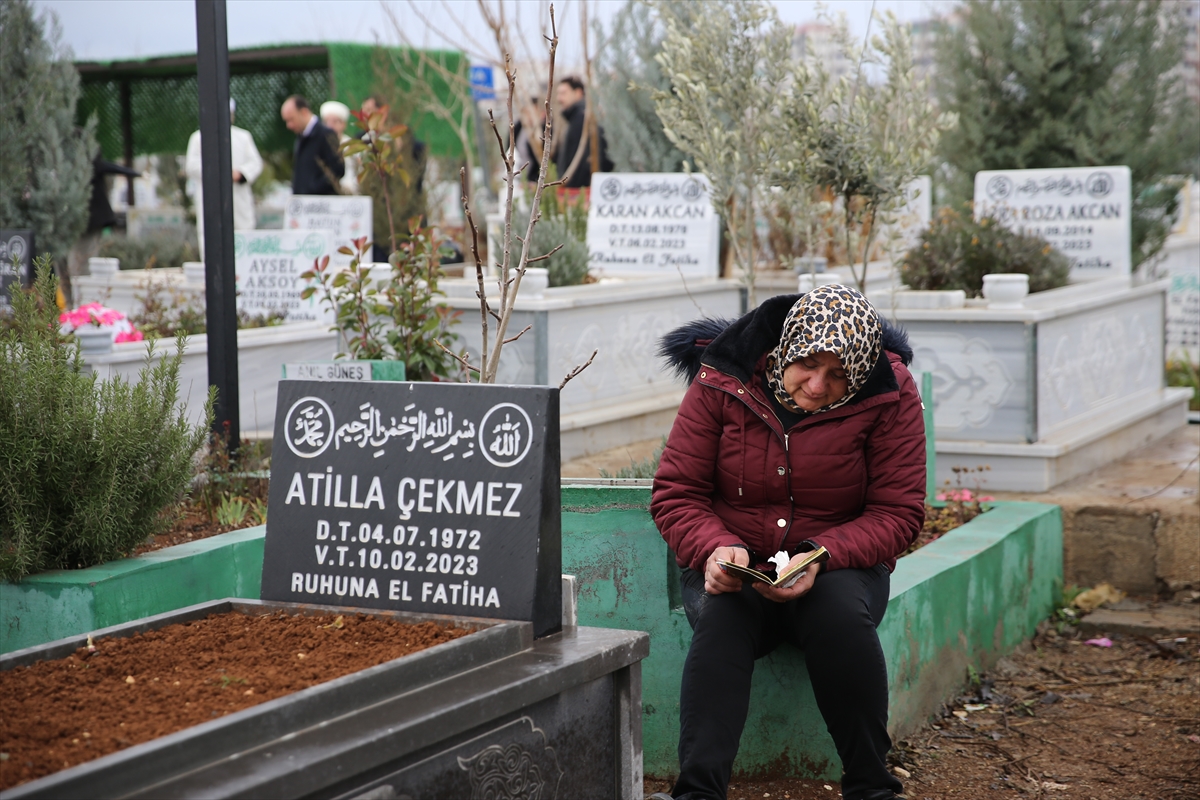 Diyarbakır'da 6 Şubat depremlerinde yakınlarını kaybedenler mezarlık ziyaretinde bulundu