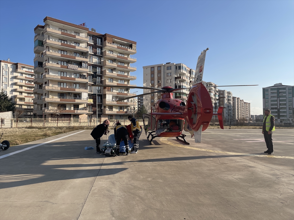 Diyarbakır'da ambulans helikopter kalp krizi geçiren kişi için havalandı