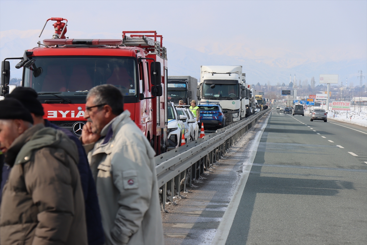 Erzincan'da otomobil ile tırın çarpıştığı kazada 3 kişi yaralandı