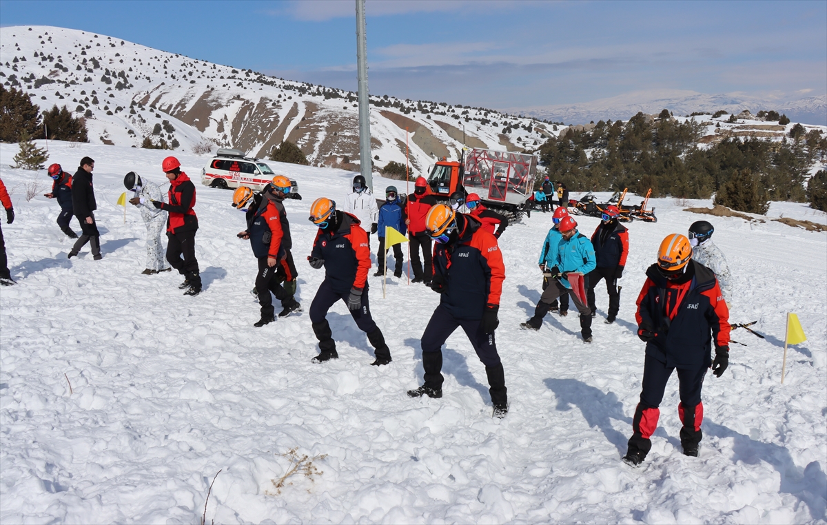 Erzincan'daki Ergan Dağı'nda çığda arama kurtarma tatbikatı yapıldı