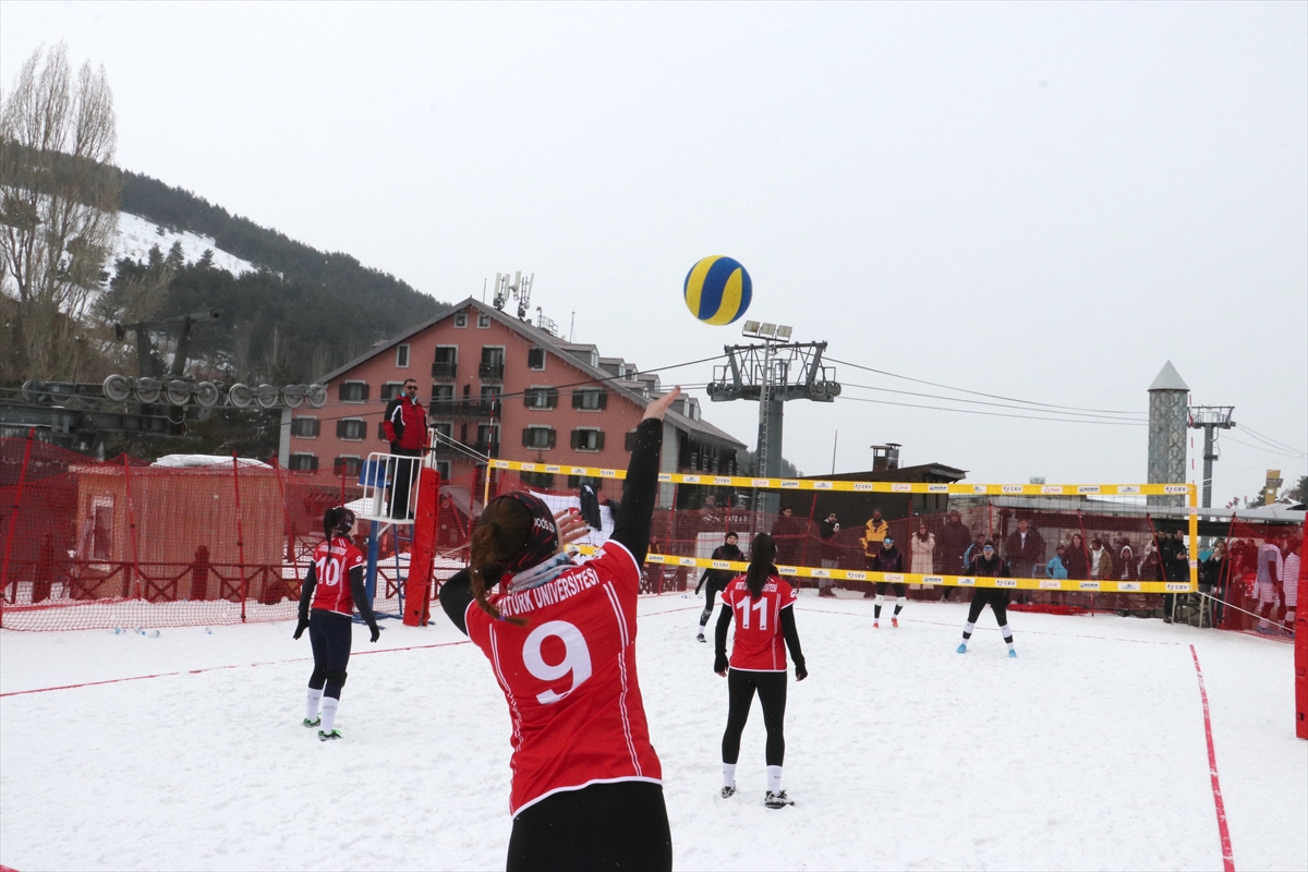 Erzurum'da düzenlenen Üniversiteler Arası Türkiye Kar Voleybolu Şampiyonası devam ediyor