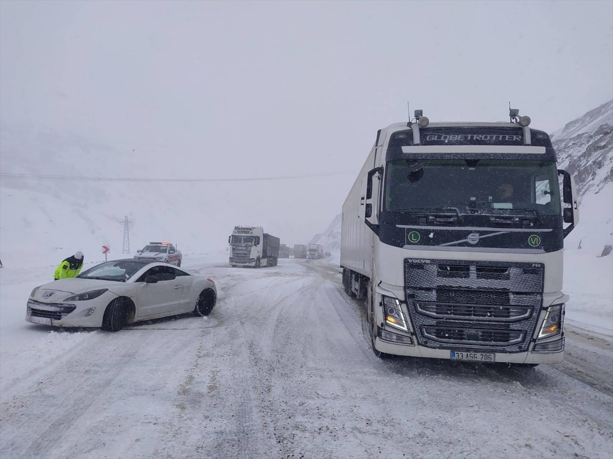 Erzurum'da jandarma, kar nedeniyle yolda mahsur kalan 143 kişiyi kurtardı