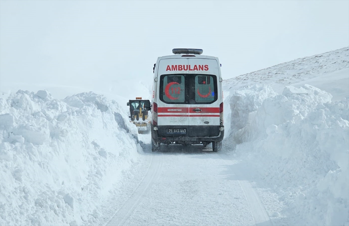 Erzurum'da yolu kardan kapanan mahallede yaralanan kişi ekiplerce hastaneye ulaştırıldı