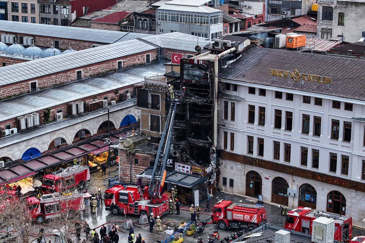 Fatih'te bir restoranda başlayıp yandaki binalara sıçrayan yangına müdahale ediliyor