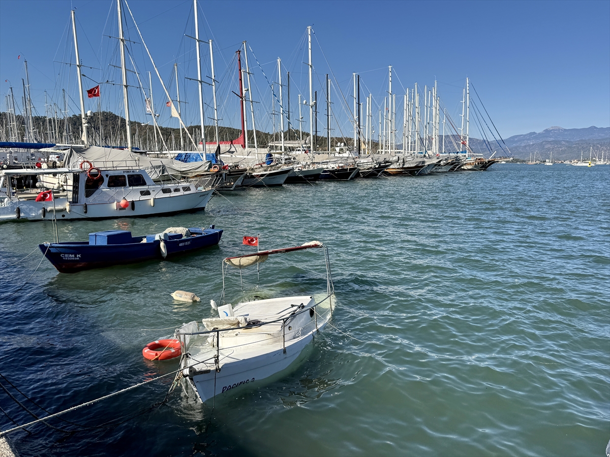 Fethiye'de kuvvetli rüzgar nedeniyle tekne battı