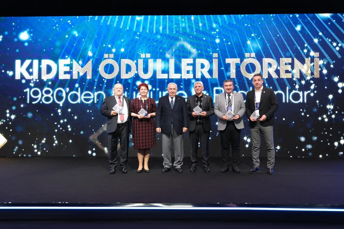 Final Eğitim Kurumları, kıdem ödülleri töreniyle 45. yıldönümünde eğitimcileri ödüllendirdi