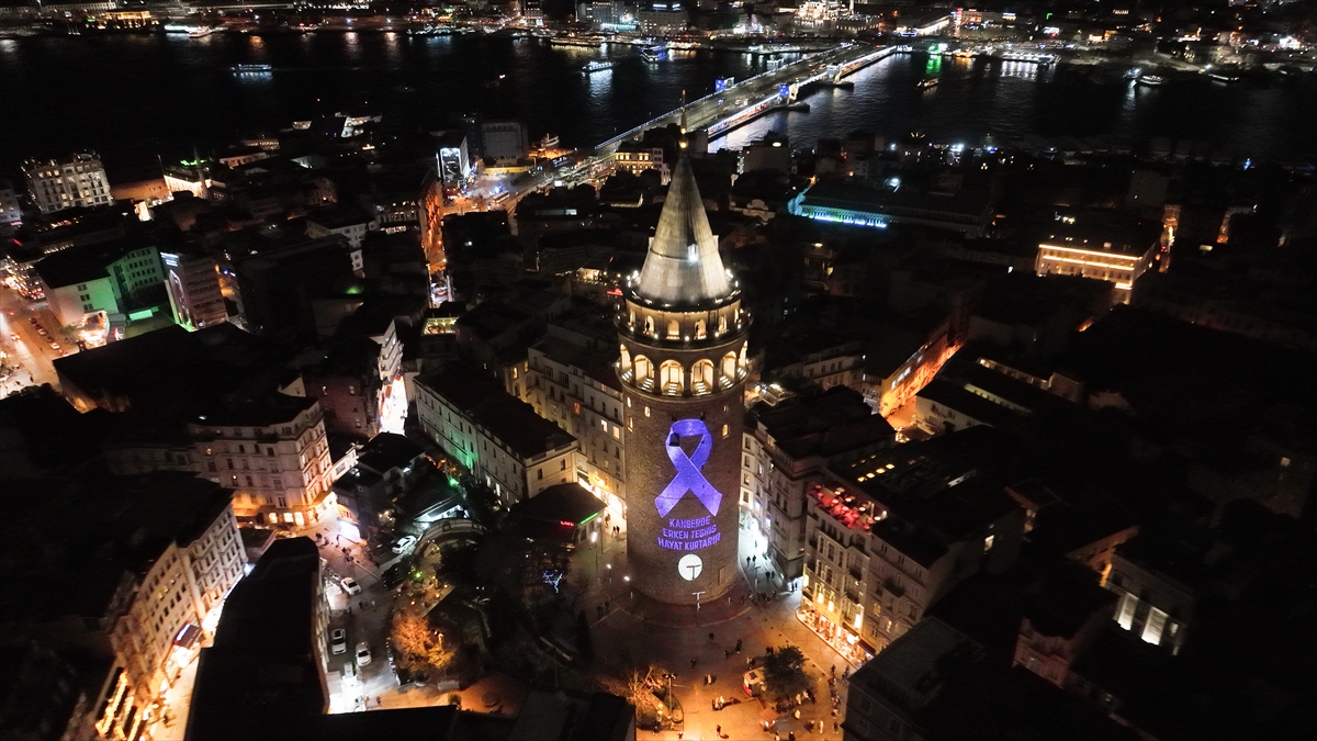 Galata Kulesi'ne kanser farkındalığı için lila renkli kurdele yansıtıldı