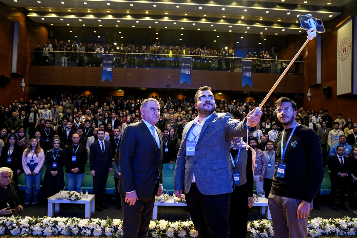 Gençlik ve Spor Bakanı Osman Aşkın Bak, ÜNİDES 2. Dönem Öğrenci Topluluk Temsilcileri Buluşması'na katıldı