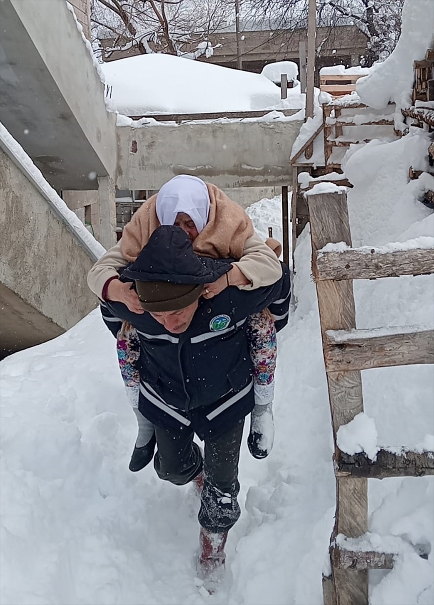 Giresun'da belediye personeli 95 yaşındaki hastayı sırtında taşıdı