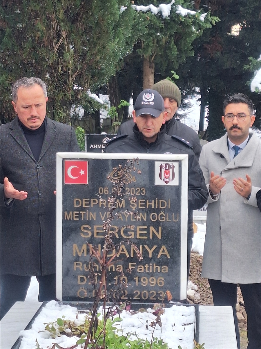 Hatay'da 6 Şubat depremlerinde yaşamını yitiren Sergen Mudanya, Zonguldak'taki mezarı başında anıldı