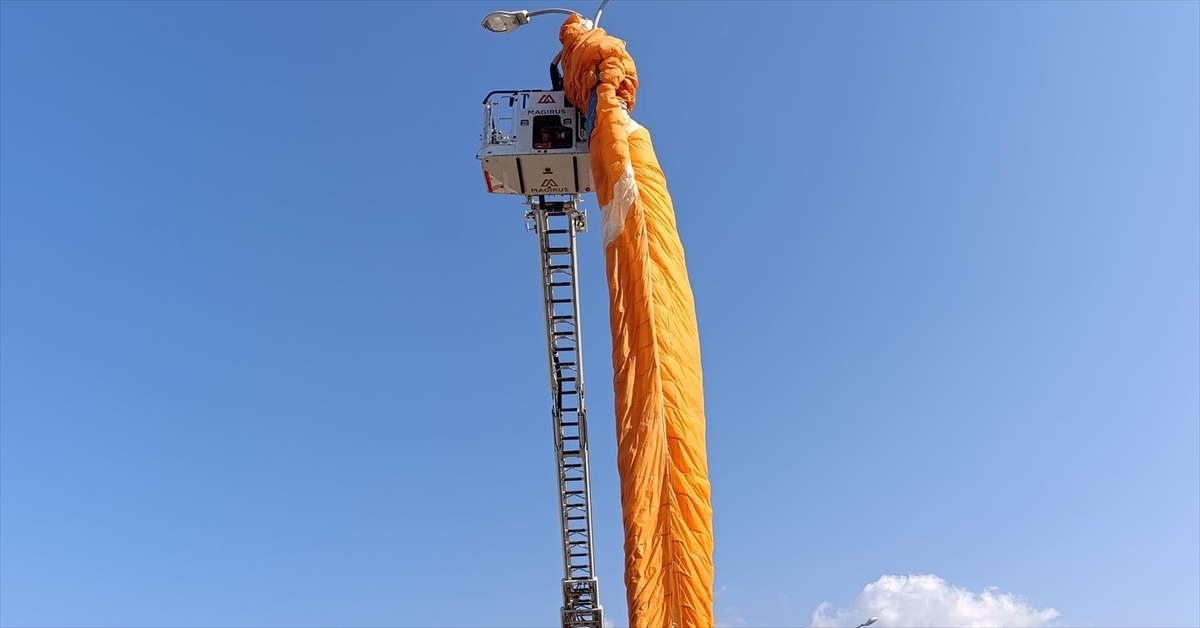 Hatay'da yamaç paraşütçüleri aydınlatma direğine takıldı