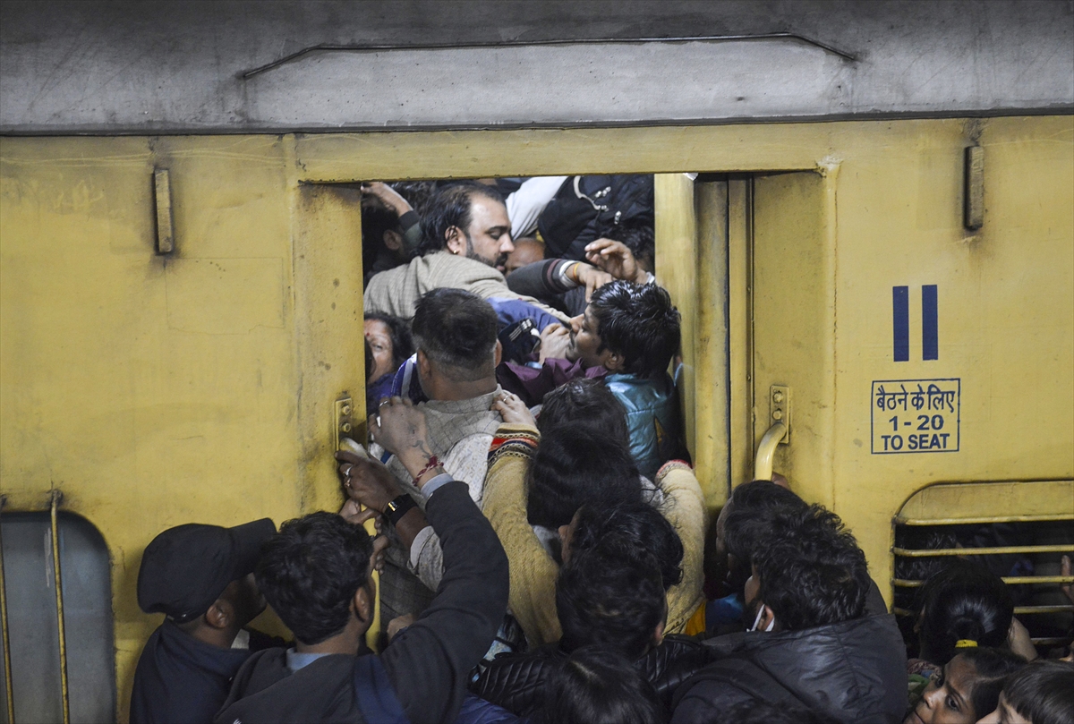 Hindistan'da tren istasyonunda çıkan izdihamda 16 kişi hayatını kaybetti