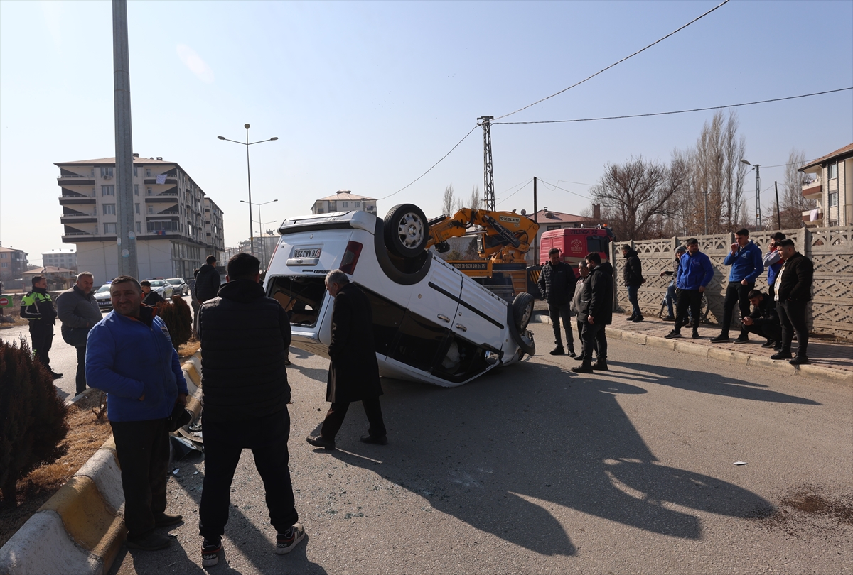 Iğdır'da devrilen araçtaki 2 kişi yaralandı