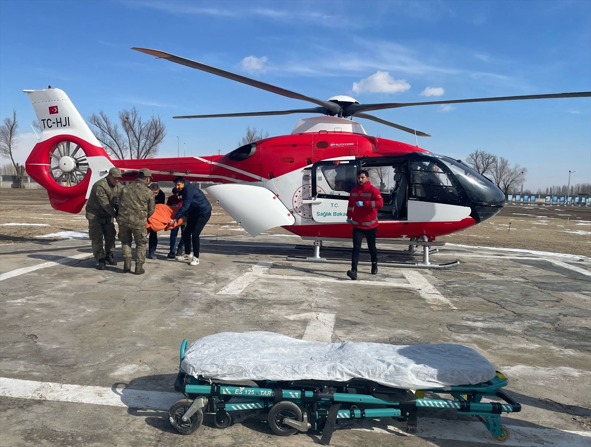 Iğdır'ın dağ köyünde yaşayan hasta, ambulans helikopterle hastaneye ulaştırıldı