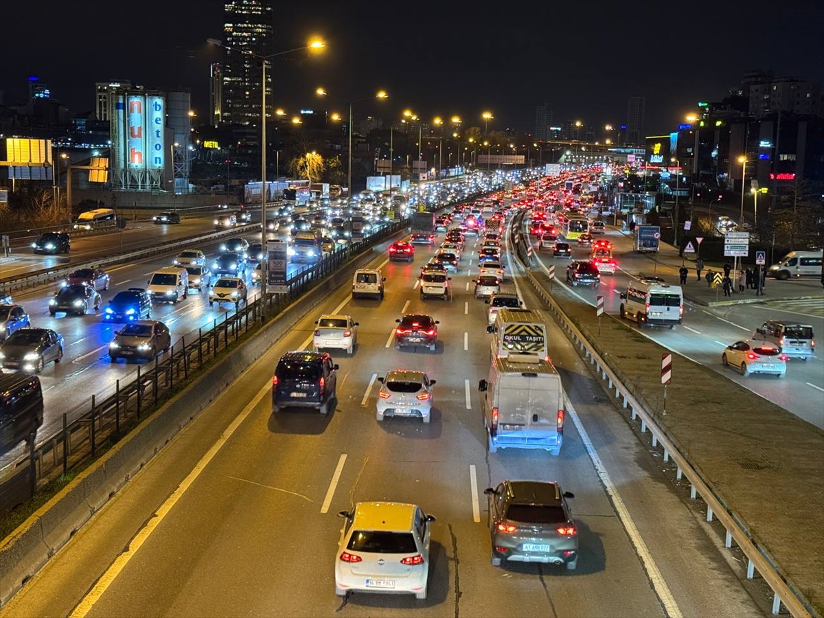 İstanbul'da akşam saatlerinde trafik yoğunluğu yüzde 83'e çıktı