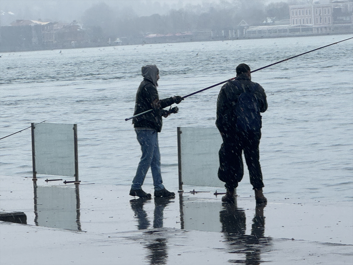 İstanbul'da kar altında balık tuttular