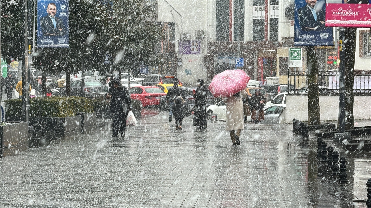 İstanbul'da etkisini artıran kar yağışı trafik yoğunluğuna neden oldu