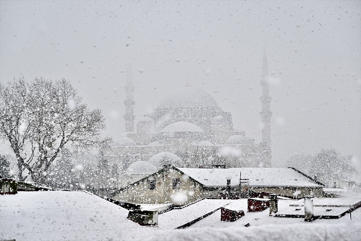 İstanbul'da kar yağışı hayatı ve trafiği olumsuz etkiliyor