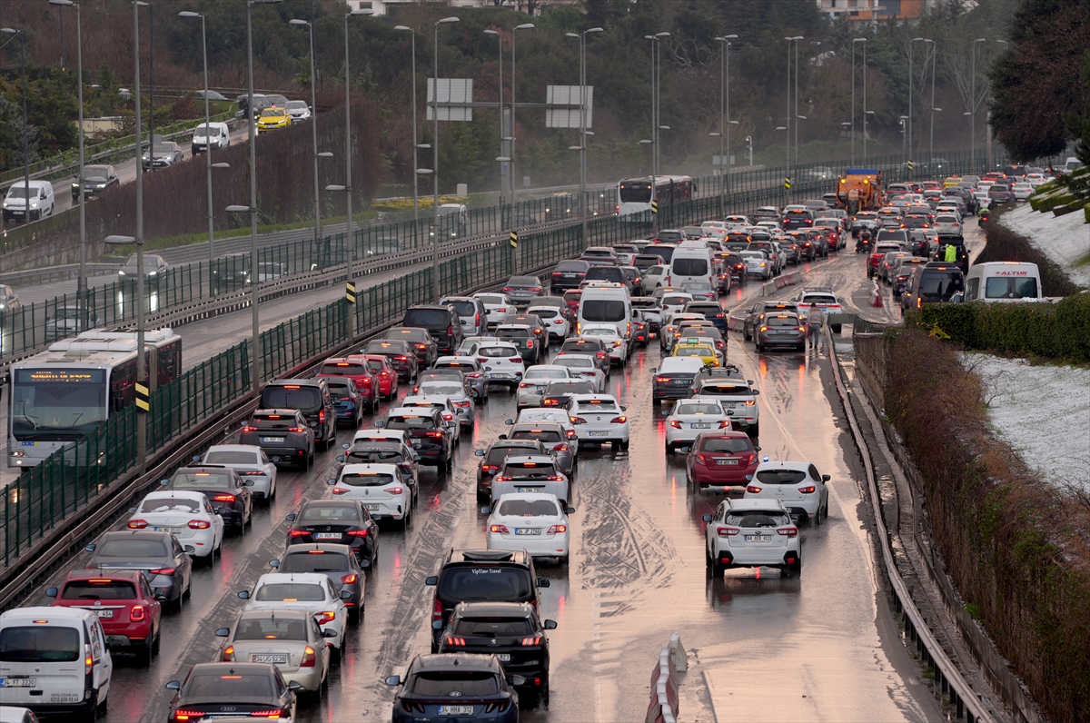 İstanbul'da kar yağışının etkisiyle trafik yoğunluğu yaşanıyor