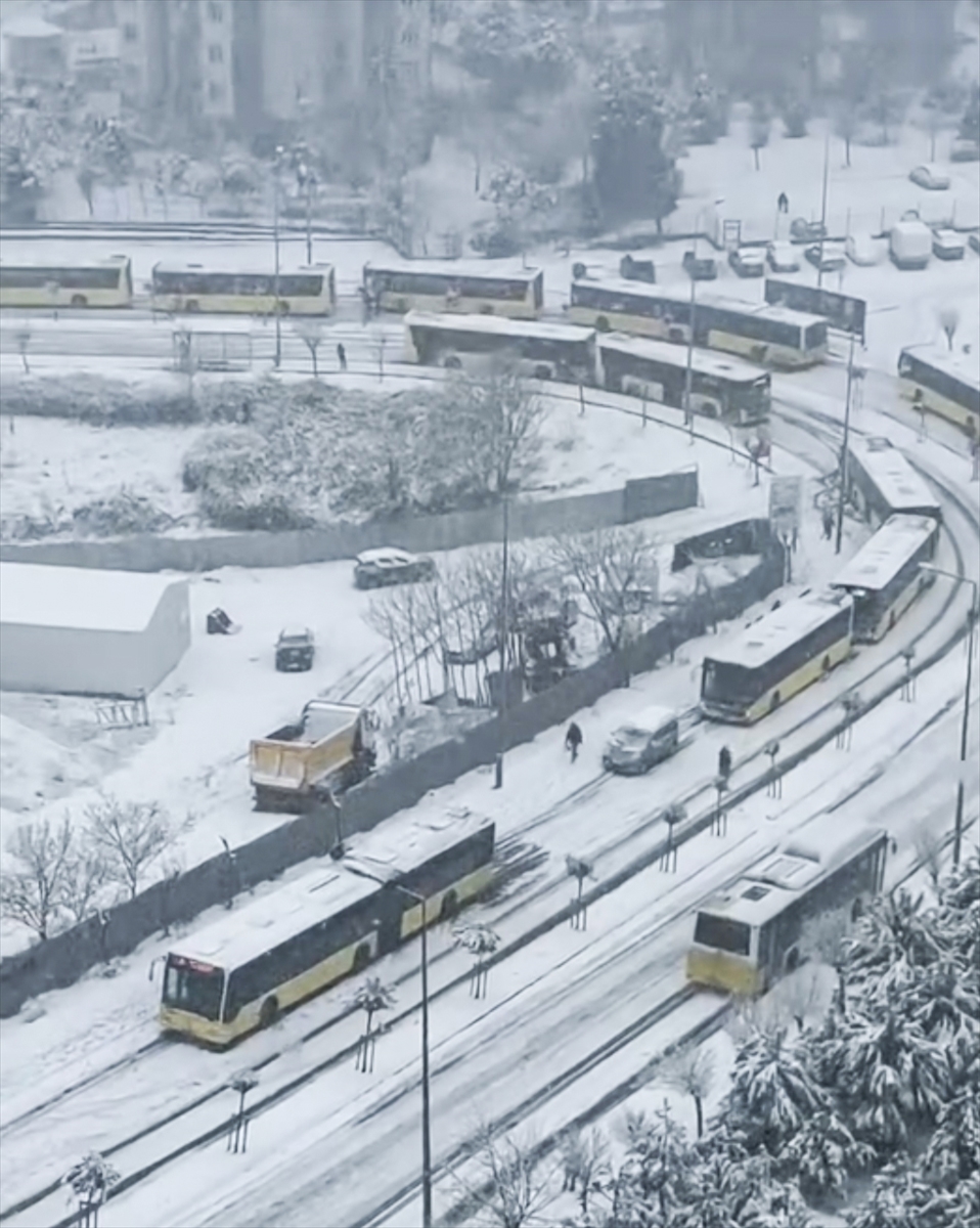 İstanbul'da kara ve soğuğa aldırmayan kişi Büyükçekmece'de denize girdi