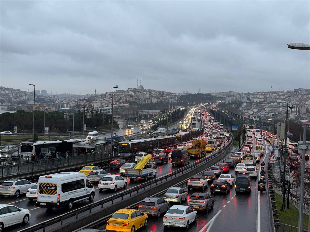 İstanbul'da sabah saatlerinde trafik yoğunluğu yaşanıyor