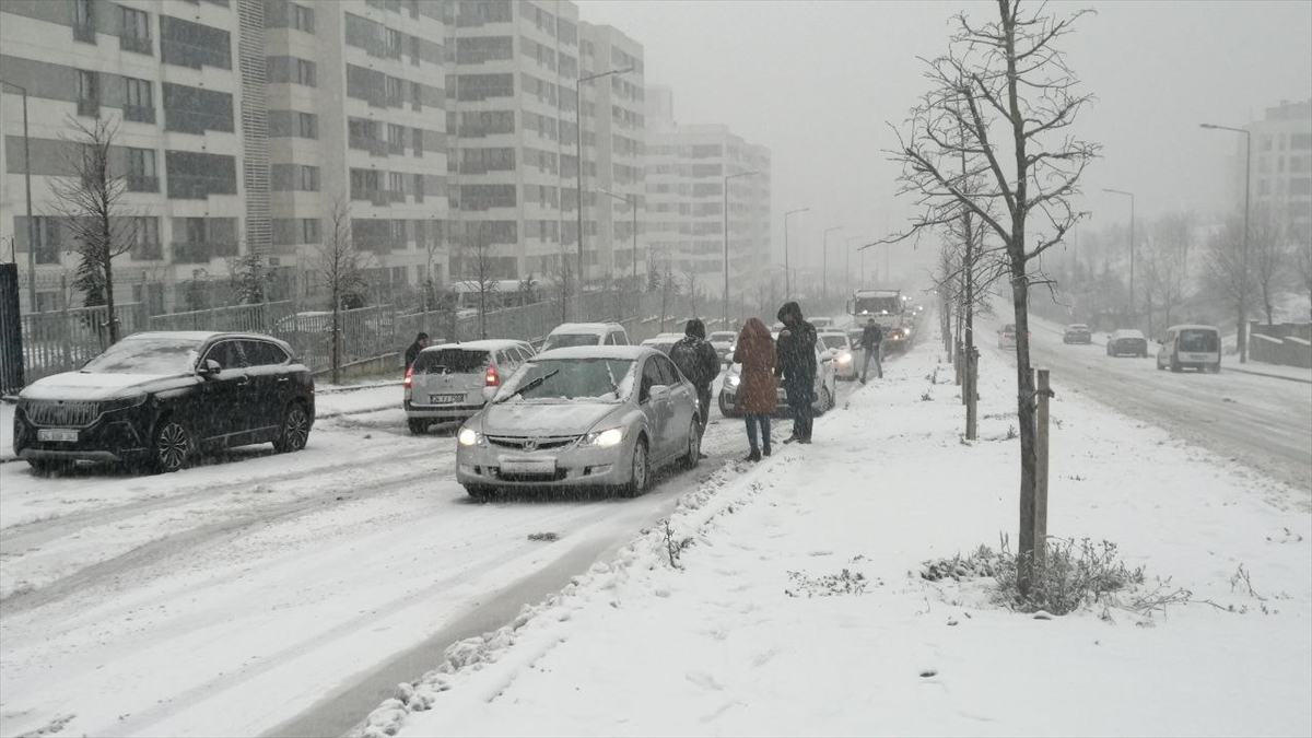 İstanbul'da etkili olan kar sürücülere zor anlar yaşattı